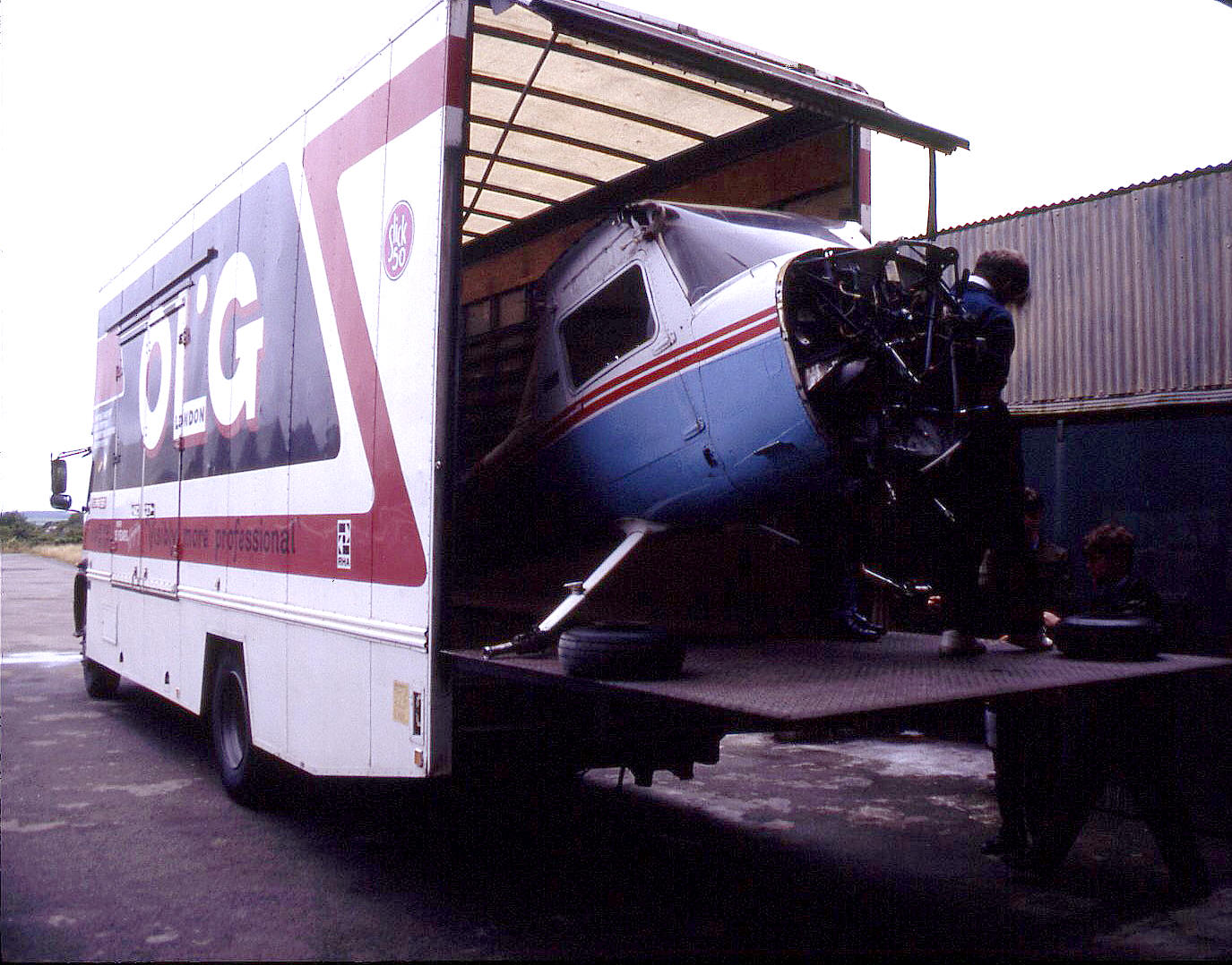 Loading the Wycombe Air Centre Cessna 152 G-WACF in August 1993